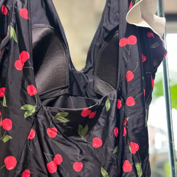 🍒Cherry Print Ruffle Swimsuit - Picture 4 of 5